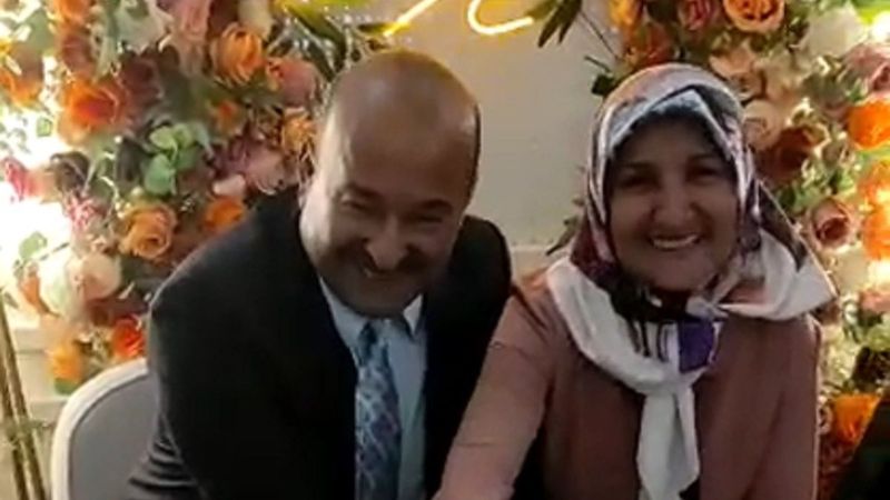Hatay'da 28 yıllık evli çifte nişan töreni sürprizi