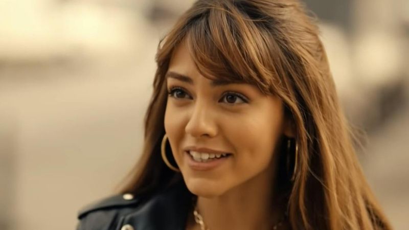 Üç Kuruş dizisinin Leyla'sı Aslıhan Malbora'dan olay pozlar! Kasığına kadar yırtmaçlı eteğiyle dudak ısırttı!