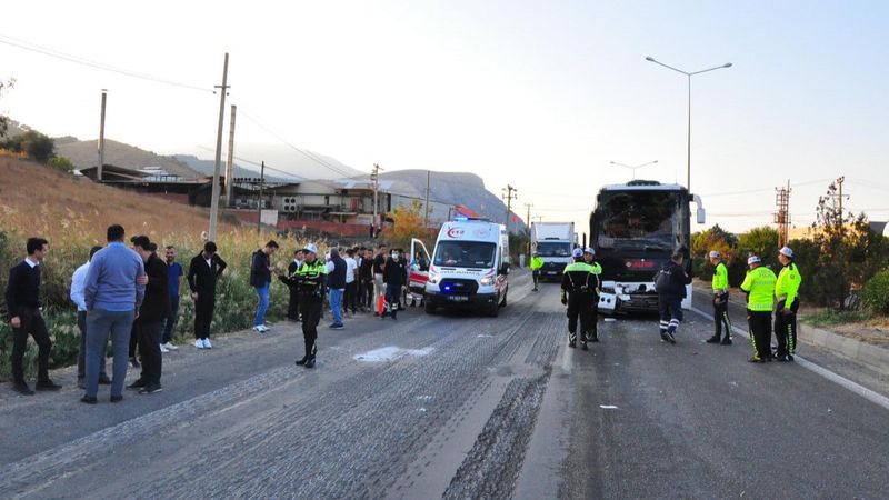 Manisa'daki zincirleme kazada 24 kişi yaralandı