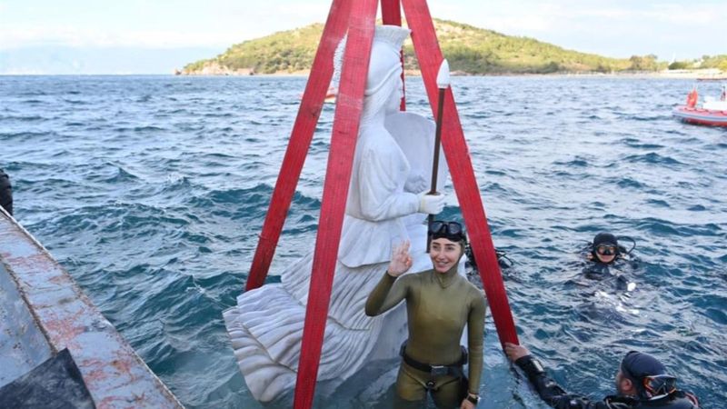 Balıkesir'de su altı turizmi için koylara heykel yerleştirildi