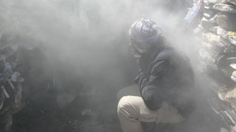 Dilek tutarken devrilen mumlar türbede yangın çıkardı