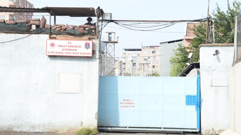 Diyarbakır E Tipi Cezaevi boşaltılıyor; tutuklu ve hükümlüler nakledildi