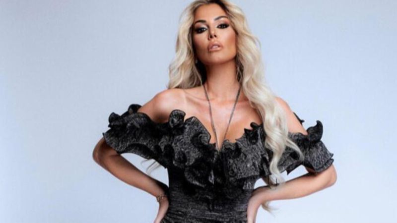 Petek Dinçöz siyah sütyeniyle 