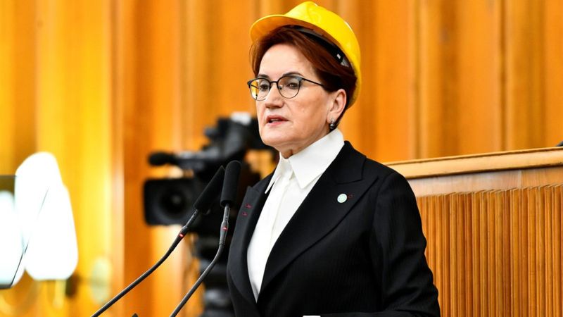 Meral Akşener kürsüye baretle çıktı