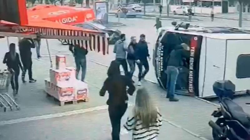 Balıkesir'de otomobil minibüse çarptı: 9 yaralı