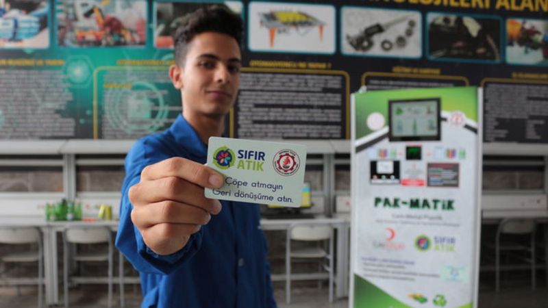 Konya'da meslek liseliler, atıkları ayrıştırıp tanımlı karta para yükleyebilen makine üretti