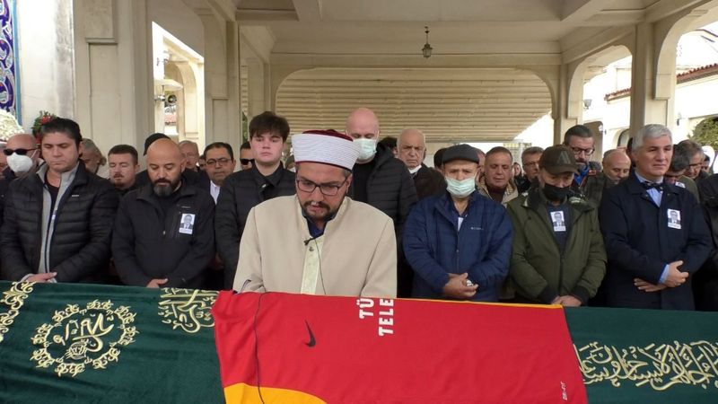 TRT sunucusu Bülend Özveren toprağa verildi