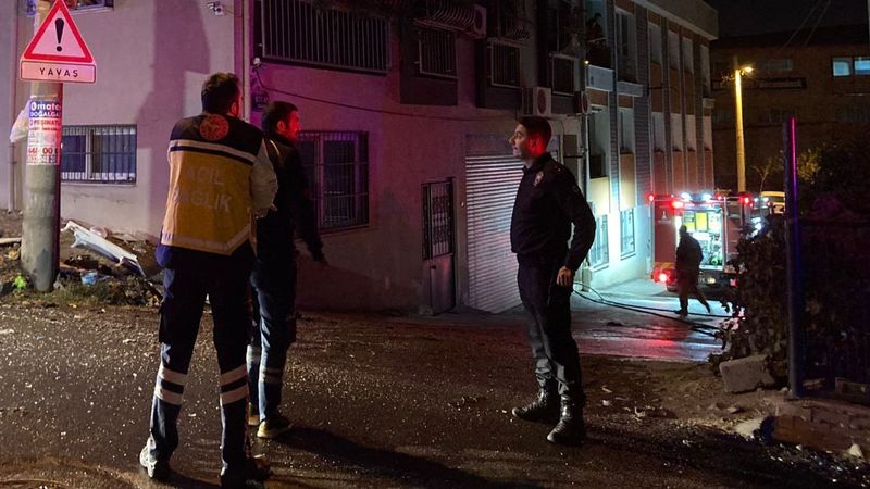 İzmir'de evini yakan kadın, koltuğa oturup sigara içti