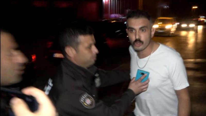 Aksaray'da alkollü sürücü ceza alacağını anlayınca basın mensuplarına saldırdı