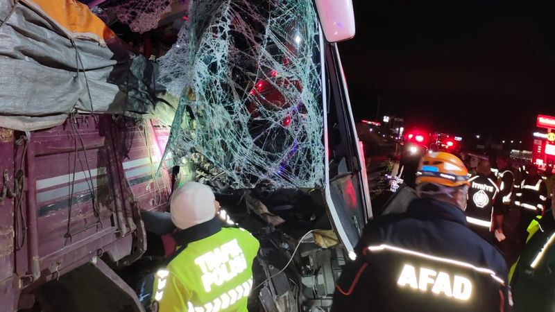 Amasya’da yolcu otobüsü kaza yaptı: 2 ölü, 20 yaralı