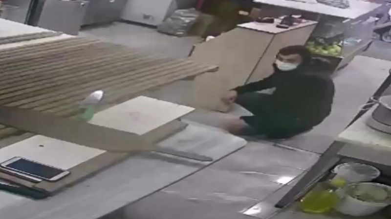 Bayrampaşa'da emekleyerek cep telefonu çalan hırsız kamerada