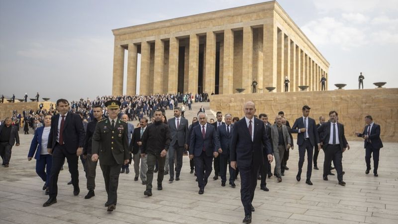 Süleyman Soylu muhtarlarla Anıtkabir'i ziyaret etti
