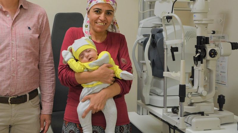 Denizli'de erken doğan bebek kör olmaktan kurtuldu