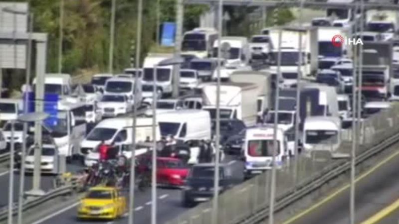 Avcılar'da minibüse çarpan otomobil takla attı: 4 yaralı