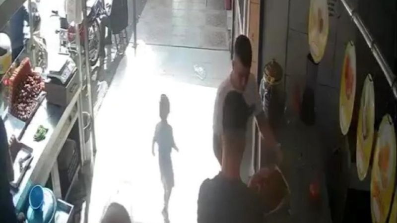 Adana’da annesi kaldırımda unuttu, ölümden saniyelerle kurtuldu