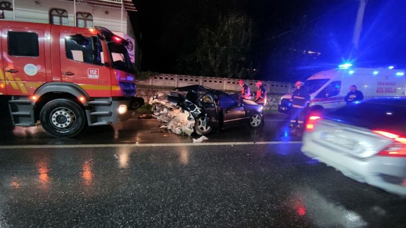 Sakarya’da, lüks araçlar kazada kağıt gibi ezildi
