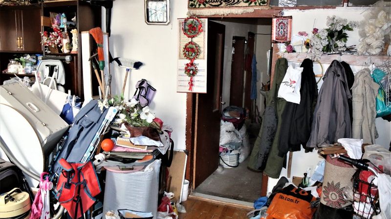 Antalya'da kiracının çöple doldurduğu ev mahalleliyi isyan ettirdi