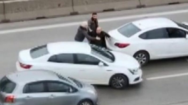 Kadıköy'de yol verme kavgası kamerada