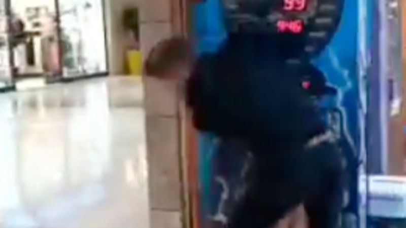 Osmaniye'de, yumruk attığı oyuncağı kıran genç AVM'den kovuldu