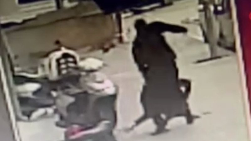 Esenyurt'ta annesini korumak için kardeşini dövdü