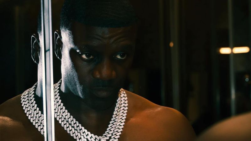 ABD’li şarkıcı Akon, Türkiye’de saç ektirdi