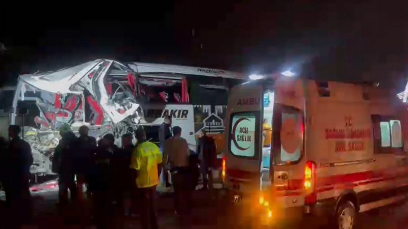 Batman'da yolcu otobüsü, kum yüklü kamyona çarptı