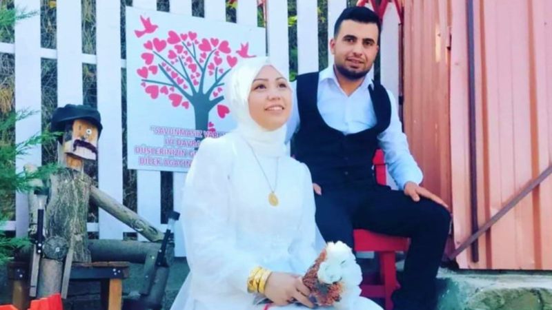 Denizli'de yeni evli çift, yola çıkan taya çarparak ağır yaralandı