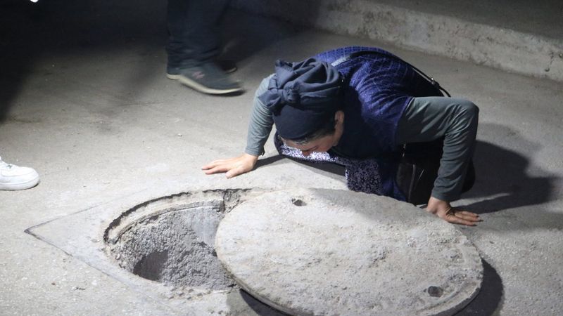 Antalya'da, evladını kanalizasyonda arayan aile yanmış ceset buldu