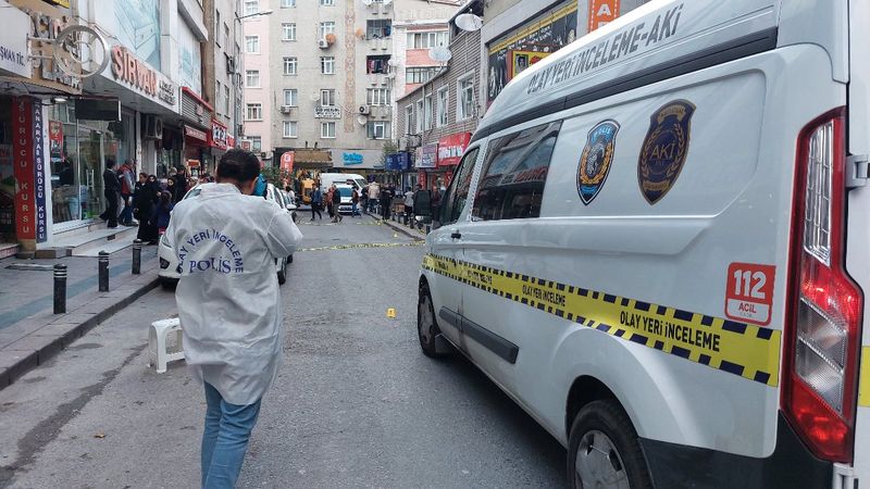 Küçükçekmece'de husumetlisini sokak ortasında vurdu