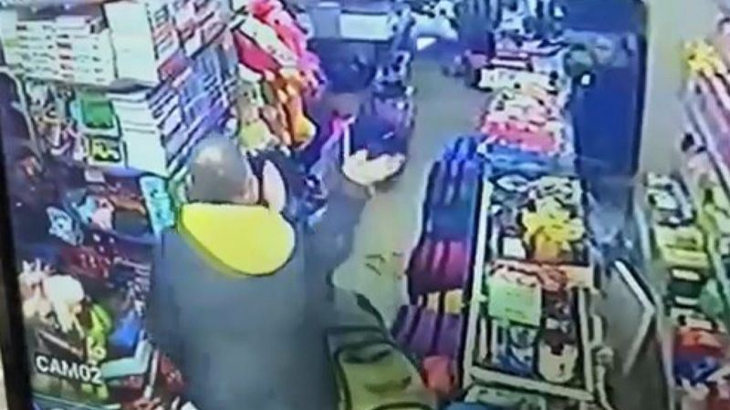 Kağıthane'de kırtasiyeci öğrencileri darbetti