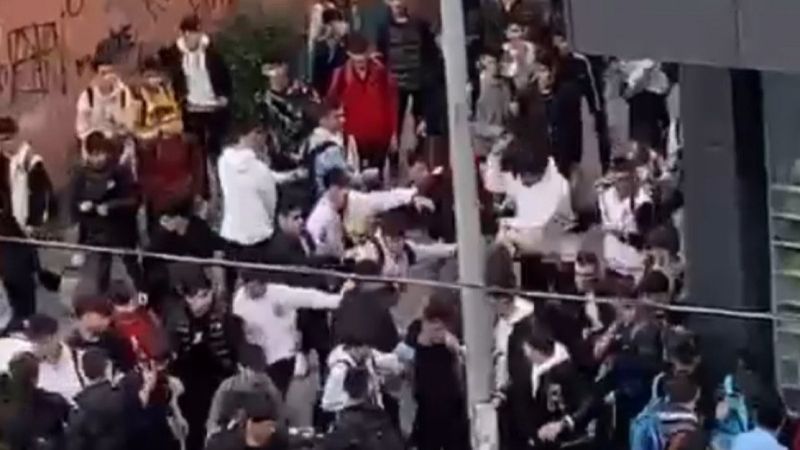 Sultangazi'de lise öğrencileri birbirine girdi