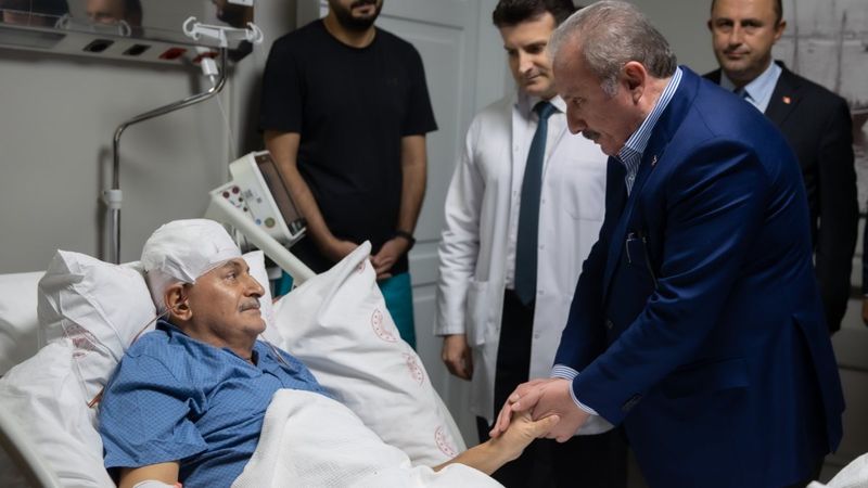Mustafa Şentop trafik kazası geçiren Binali Yıldırım'ı ziyaret etti