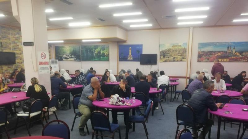 İzmir'de kahvehanede kumar oynayan 186 kişi yakalandı