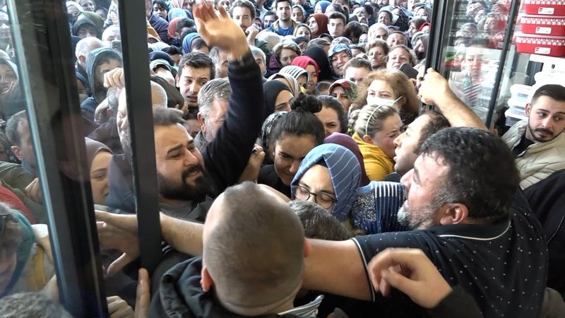 Bursa'da mağaza açılışında indirim için birbirlerini ezdiler
