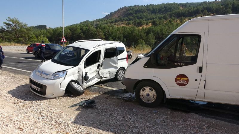 Adıyaman'da minibüs ile hafif ticari araç çarpıştı: 2 yaralı