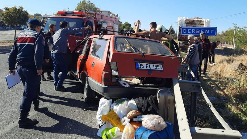Manisa'da otomobil, minibüse çarptı: 4 yaralı