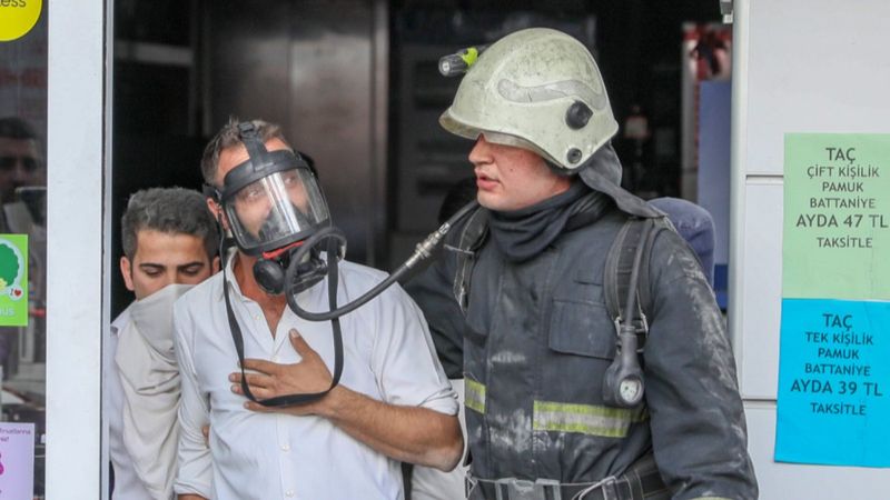 Antalya'daki AVM'de yangın çıktı: İtfaiye solunum cihazı taşıdı