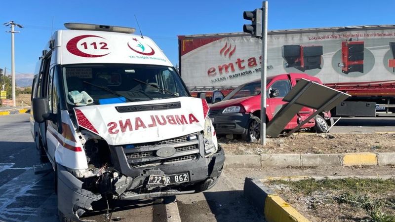 Isparta'da ambulans ile araç çarpıştı: 1 ölü