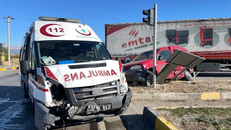 Isparta'da ambulans ve araç çarpıştı