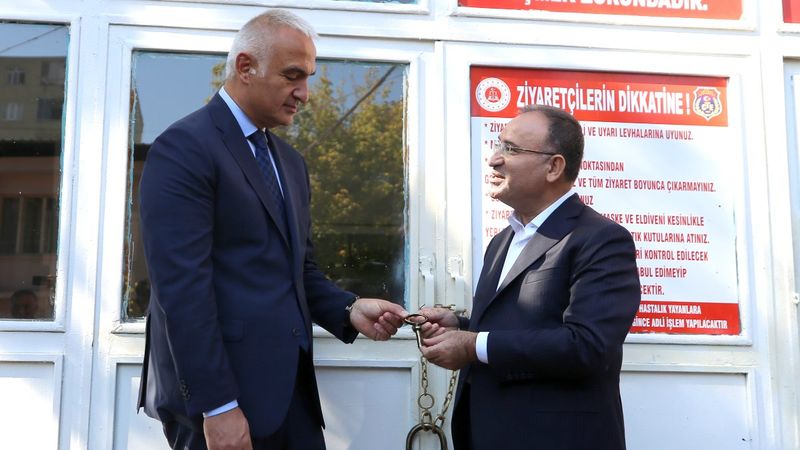 Bekir Bozdağ, Diyarbakır Cezaevi'nin anahtarını Mehmet Nuri Ersoy’a teslim etti