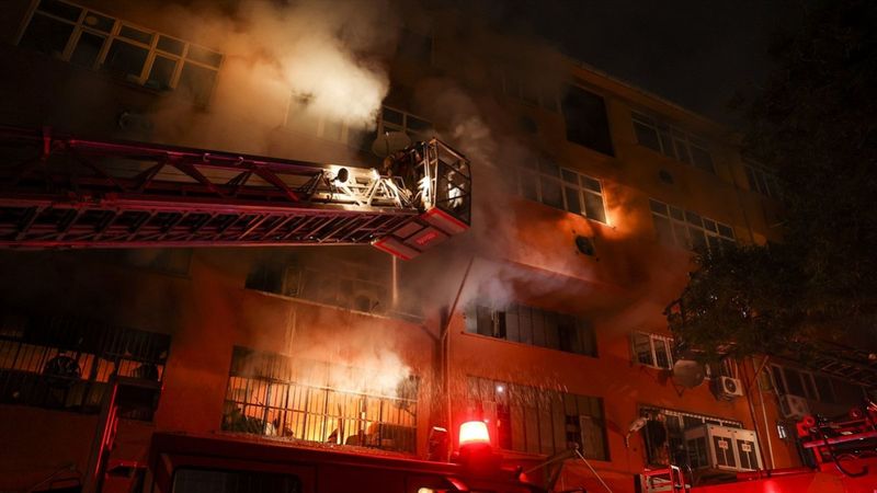 Bayrampaşa'da sanayi sitesinde çıkan yangın söndürüldü