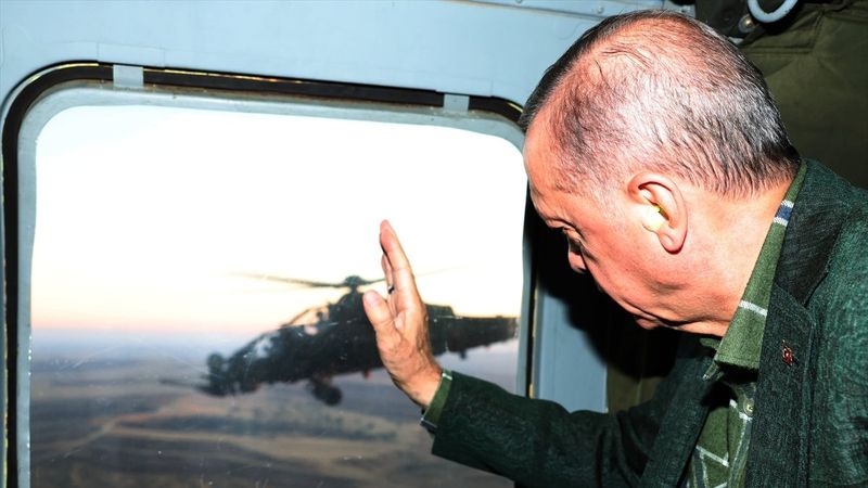 Cumhurbaşkanı Erdoğan, ATAK pilotlarını selamladı