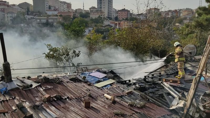 Eyüpsultan'da yangın çıktı, 2 gecekondu kül oldu