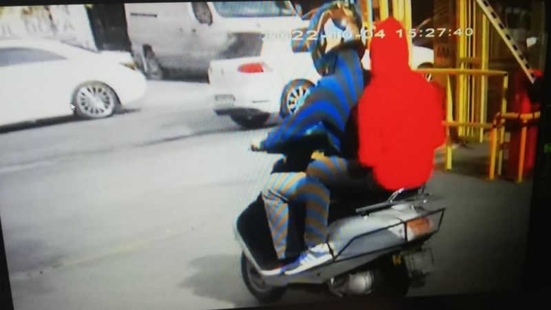 Kağıthane'de trafik ışıklarında telefon hırsızlığı kamerada