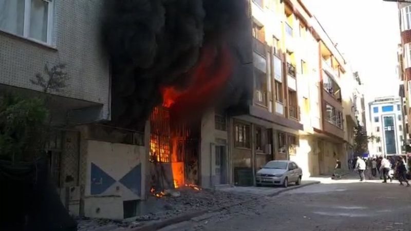 Sultangazi'de iş yeri alevlere teslim oldu