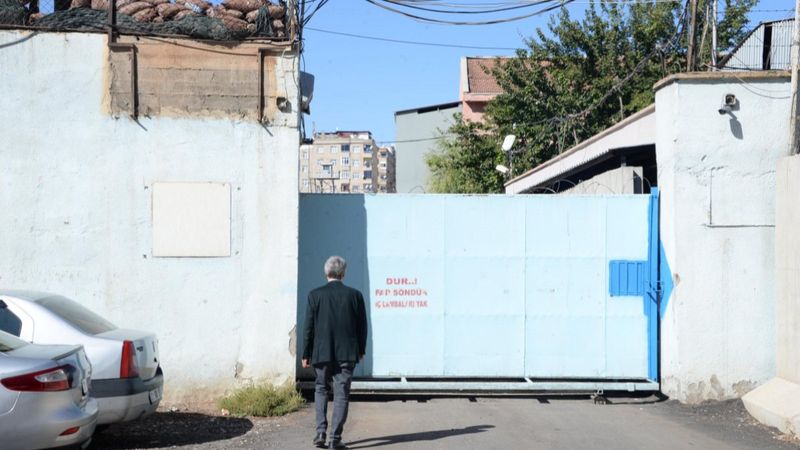 Diyarbakır E Tipi Cezaevi’nin tabelası söküldü