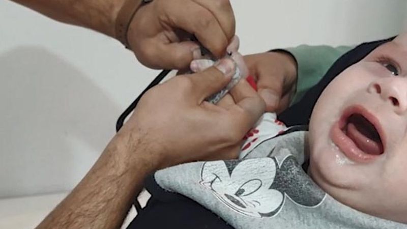 Kocaeli’de, bebeğin parmağı telefon kılıfındaki deliğe sıkıştı