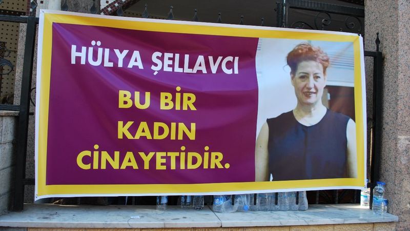 İzmir'de, başından vurulan kadın son yolculuğuna uğurlandı