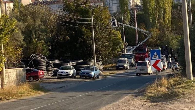 Kırşehir'de yaşlı adam, ceviz toplarken elektrik akımına kapıldı