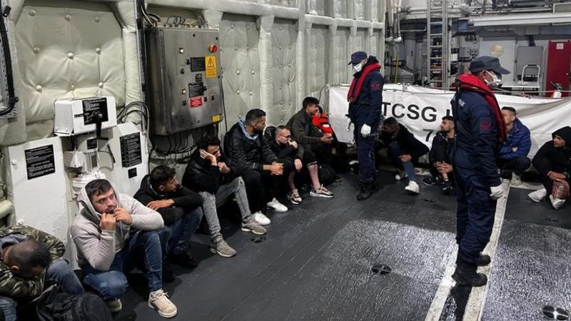 İzmir açıklarında 155 düzensiz göçmen yakalandı